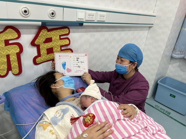 新年鐘聲猶在耳，靈蛇寶寶來報(bào)喜。1月29日是農(nóng)歷蛇年正月初一，凌晨4時(shí)50分，淮北市婦幼保健院產(chǎn)房?jī)?nèi)傳來了一陣清脆而響亮的啼哭聲&mdash;&mdash;第一位靈蛇寶寶降生了。分娩沒有暫停鍵，淮北婦幼人堅(jiān)守崗位，確保每一個(gè)新生命能夠安全、健康地降臨到這個(gè)世界，這也淮北市婦幼保健院最喜慶的&ldquo;年味&rdquo;。.jpg